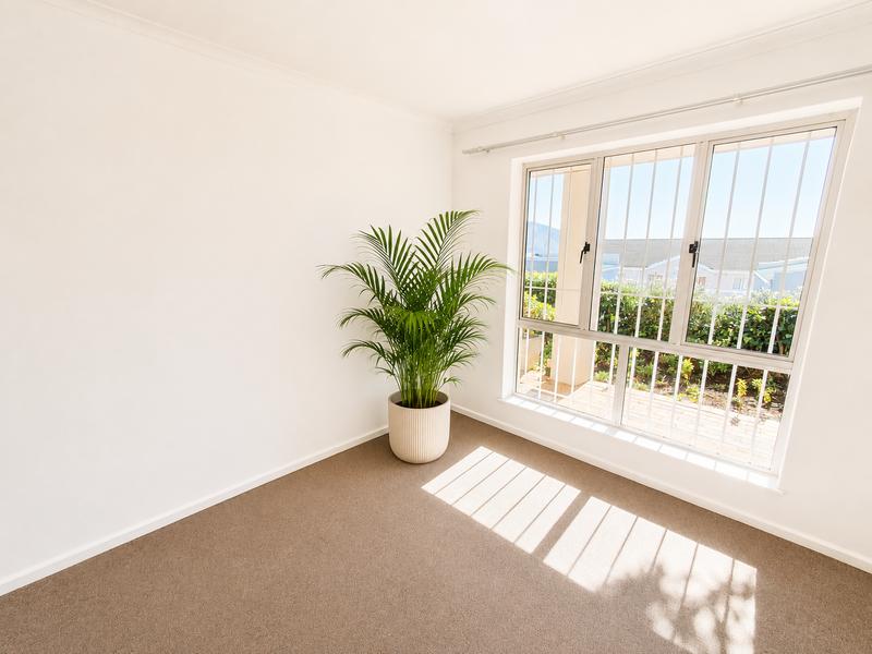1 Bedroom Property for Sale in Vredehoek Western Cape